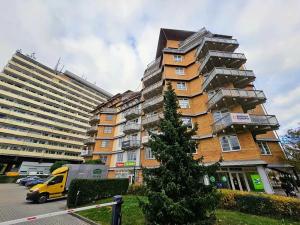 Pronájem garážového stání, Praha - Veleslavín, Křenova, 14 m2