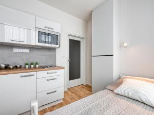 Pronájem bytu 1+kk, Praha - Stodůlky, Mukařovského, 13 m2