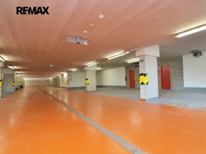 Pronájem garážového stání, Praha - Hlubočepy, Miloše Havla, 16 m2