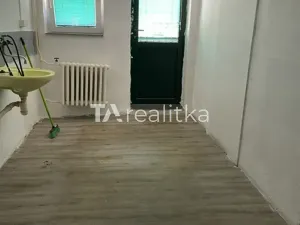 Pronájem obchodního prostoru, Karviná, Božkova, 8 m2