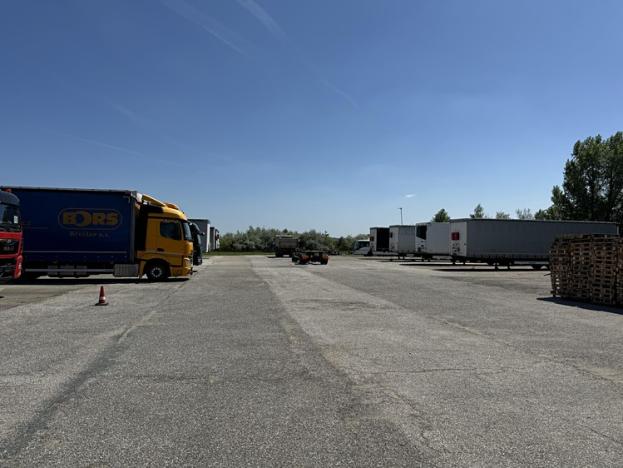 Pronájem komerčního pozemku, Holubice, 2000 m2