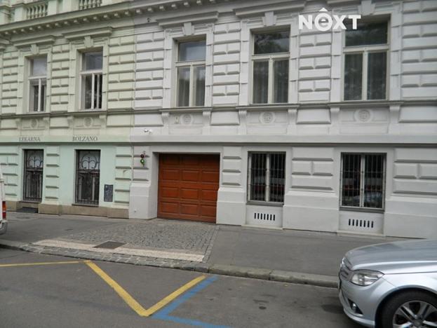 Pronájem garážového stání, Praha - Nové Město, Bolzanova, 12 m2