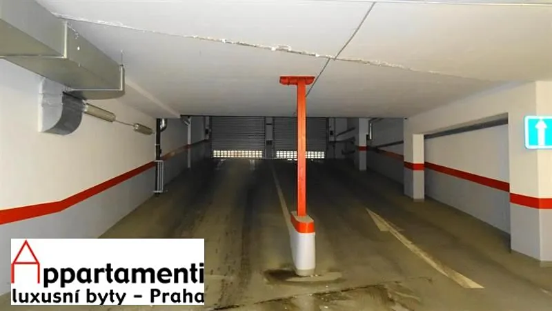 Pronájem garážového stání, Praha - Smíchov, Na Zatlance, 13 m2