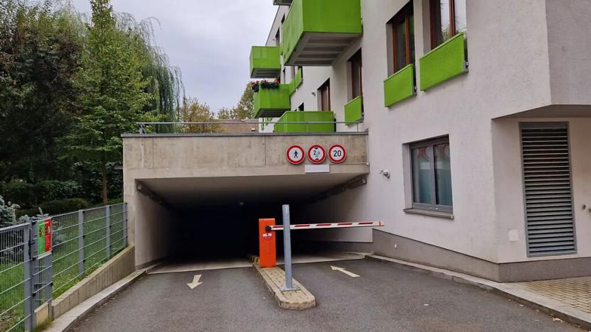 Pronájem garážového stání, Praha - Strašnice, U hranic, 4 m2
