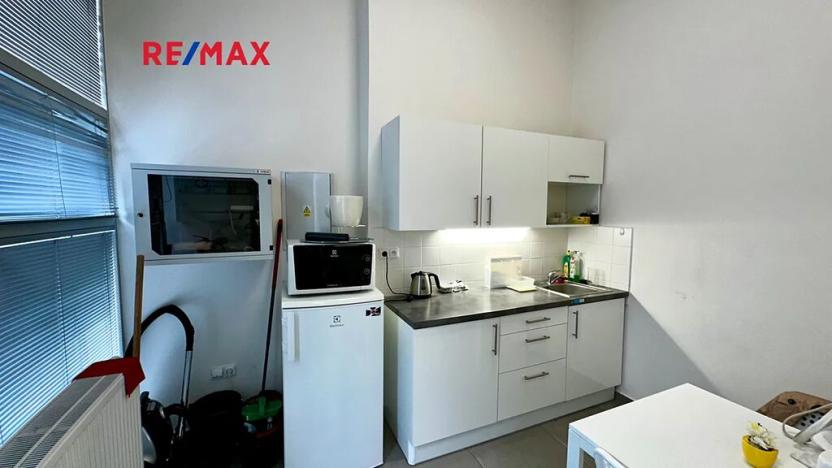 Pronájem kanceláře, Praha - Veleslavín, Na Petřinách, 68 m2