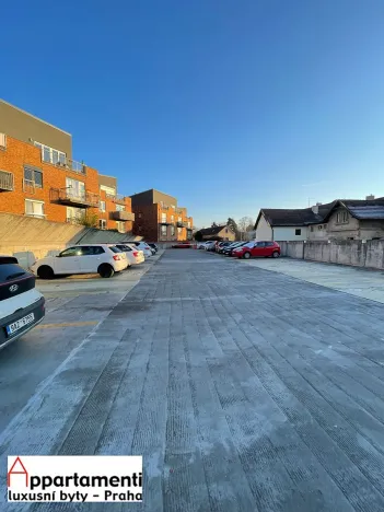 Pronájem garážového stání, Praha - Uhříněves, Vlasty Průchové, 12 m2