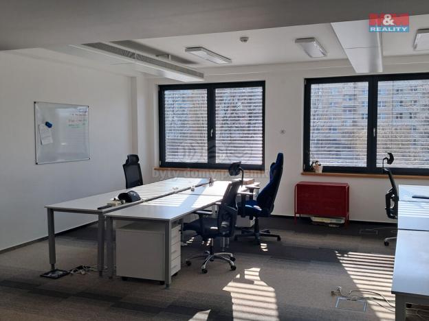 Pronájem kanceláře, Brno - Komárov, Svatopetrská, 486 m2