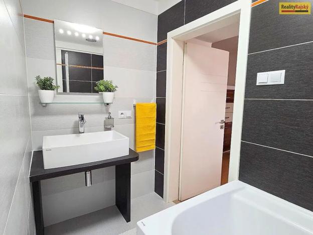 Prodej bytu 3+1, Dobříš, Mírové náměstí, 59 m2