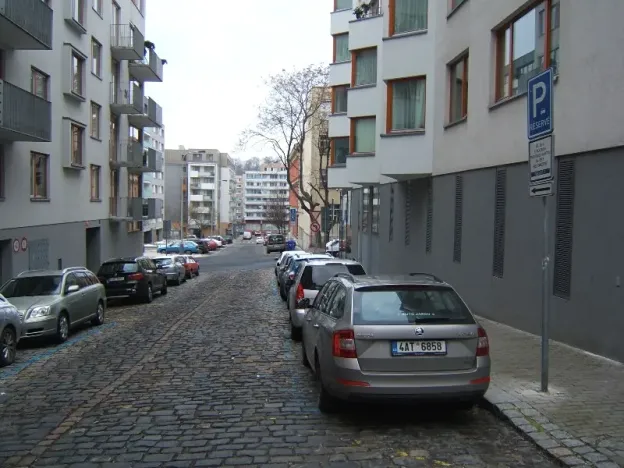 Pronájem garážového stání, Praha - Žižkov, Jeseniova, 15 m2
