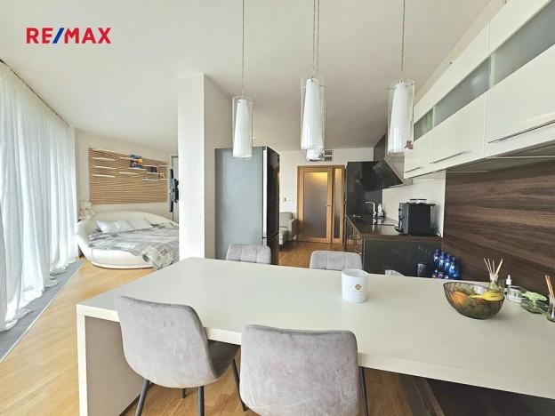 Pronájem bytu 1+kk, Praha - Žižkov, Ke kapslovně, 48 m2