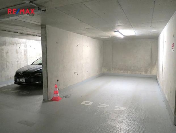 Pronájem garážového stání, Praha - Smíchov, Randova, 20 m2