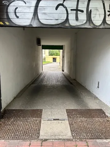 Pronájem garážového stání, Praha - Holešovice, Osadní, 11 m2