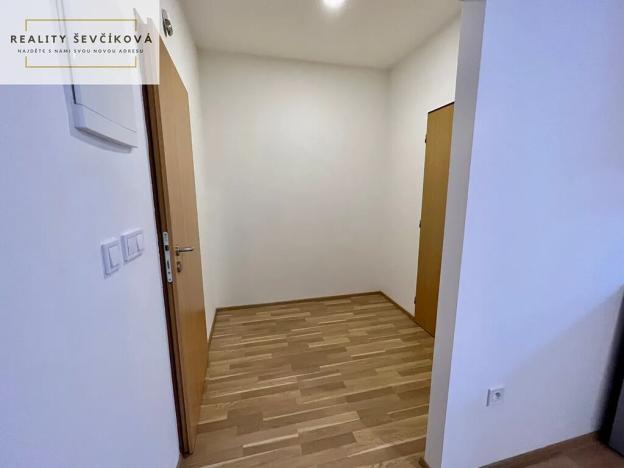 Pronájem bytu 1+kk, Holice, náměstí T. G. Masaryka, 28 m2