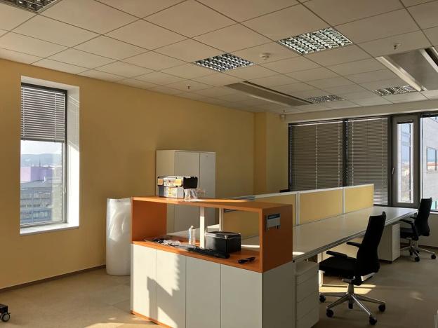 Pronájem kanceláře, Brno, Holandská, 250 m2