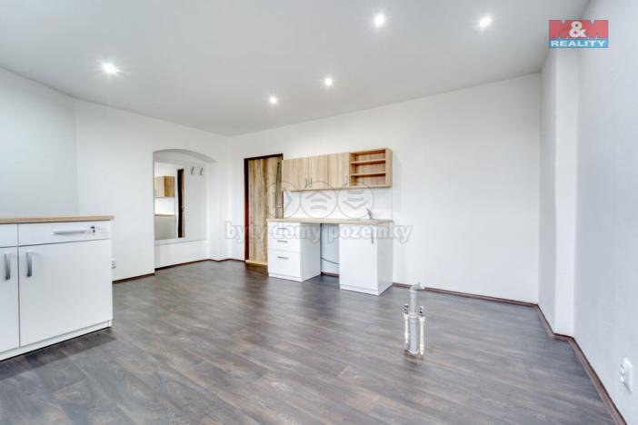 Pronájem obchodního prostoru, Kralovice, nám. Osvobození, 20 m2