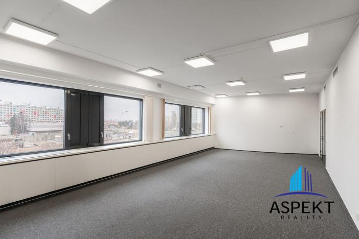 Pronájem kanceláře, Praha - Chodov, Líbalova, 61 m2