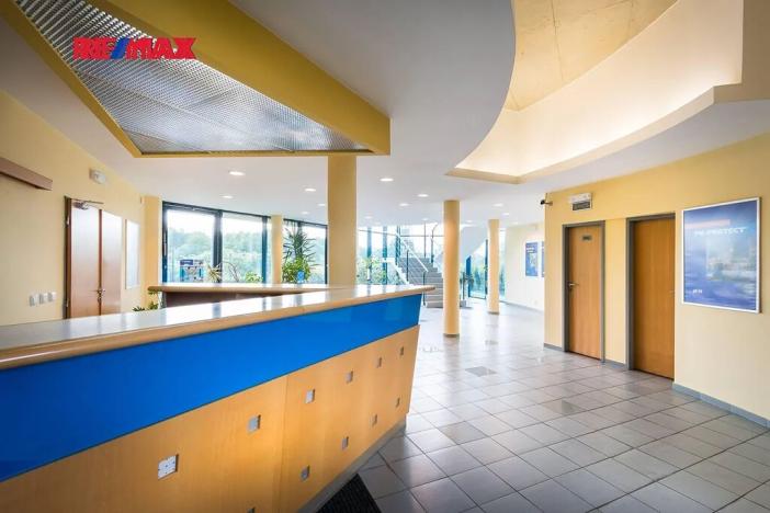 Prodej výrobních prostor, Strančice, 2325 m2