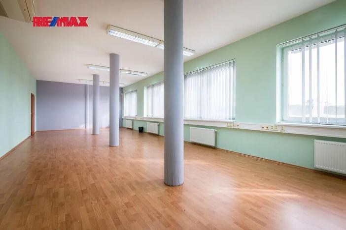 Prodej výrobních prostor, Strančice, 2325 m2