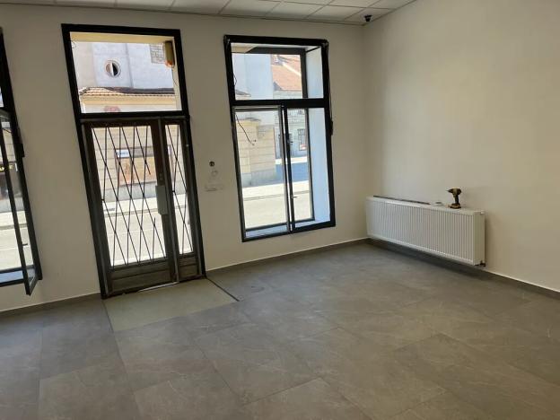Pronájem obchodního prostoru, Třebíč, Karlovo nám., 142 m2