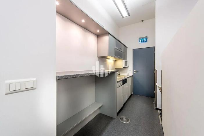 Pronájem kanceláře, Praha - Smíchov, Radlická, 247 m2