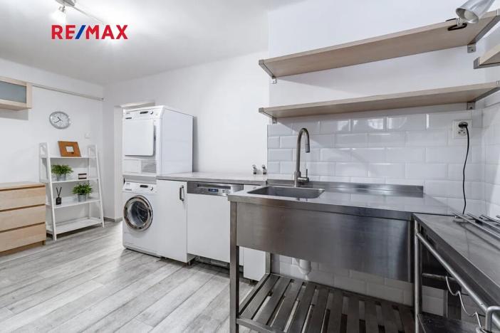 Prodej atypického bytu, Praha - Karlín, Pernerova, 60 m2