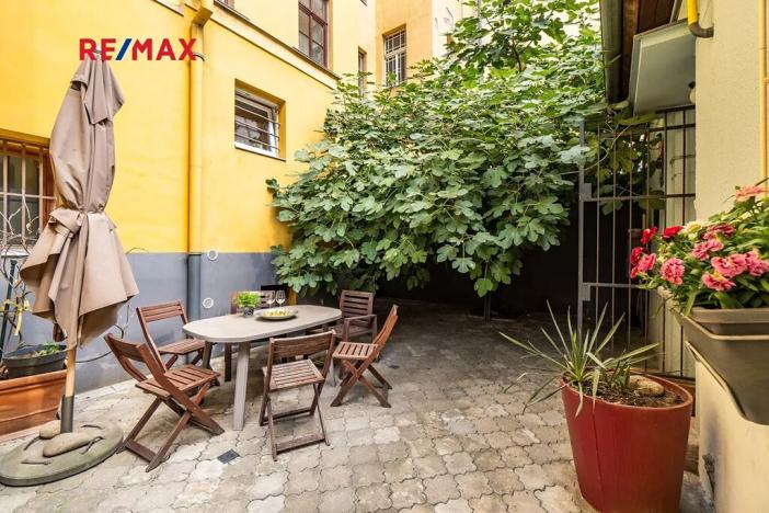 Prodej atypického bytu, Praha - Karlín, Pernerova, 60 m2