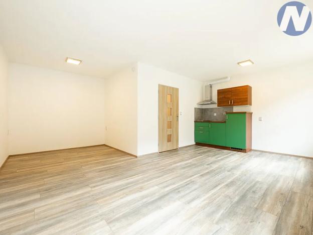 Prodej komerční nemovitosti, Husinec, Komenského, 1500 m2