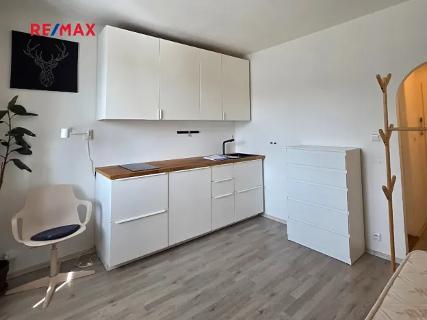Pronájem bytu 1+kk, Praha - Hlubočepy, Pod Žvahovem, 23 m2