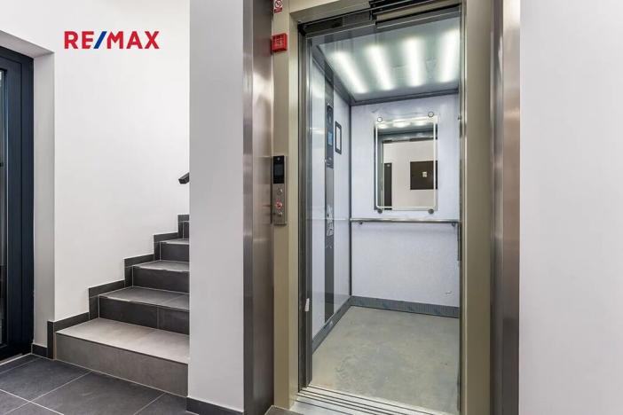 Prodej bytu 1+kk, Praha - Uhříněves, Douchova, 34 m2