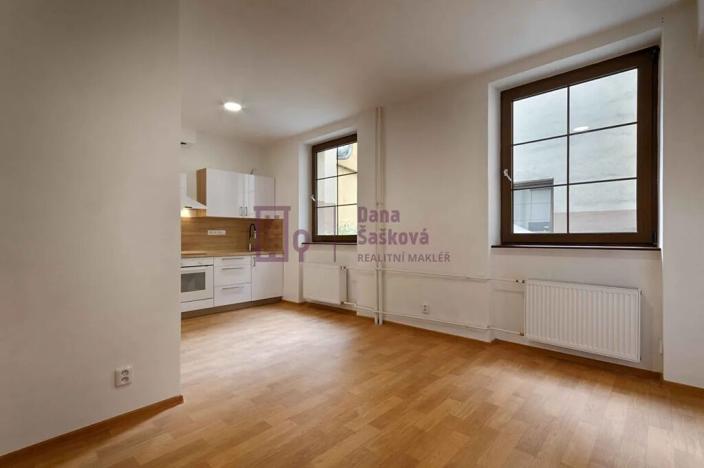 Pronájem bytu 1+kk, Jindřichův Hradec, nám. Míru, 24 m2
