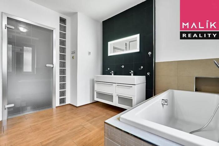 Prodej atypického bytu, Ostrov, Hlavní třída, 141 m2