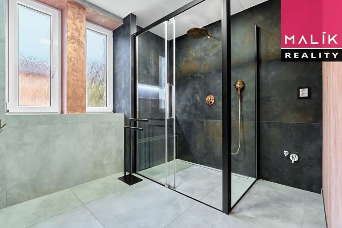 Prodej atypického bytu, Ostrov, Hlavní třída, 141 m2