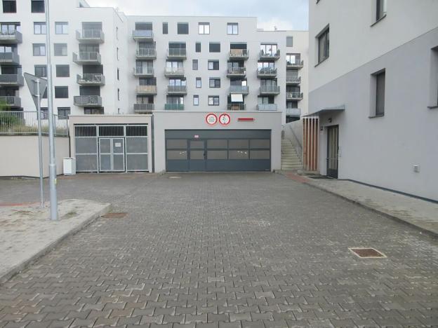 Pronájem garážového stání, Brno, Střední, 14 m2