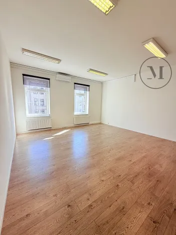 Pronájem kanceláře, České Budějovice, Nádražní, 180 m2