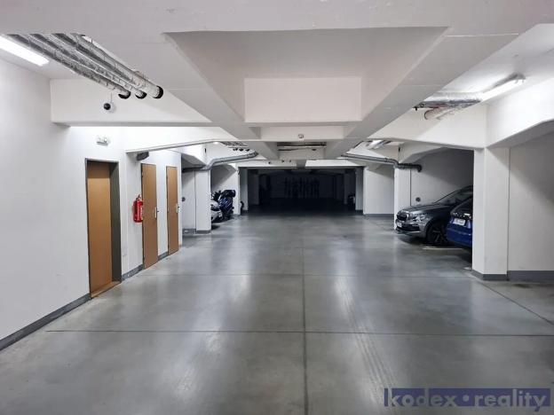 Pronájem garážového stání, Hradec Králové, Rybova, 18 m2