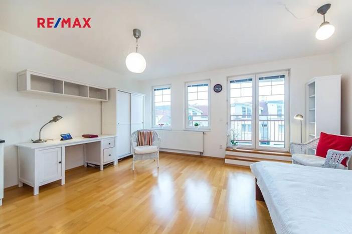 Pronájem bytu 1+kk, Praha - Kunratice, Velké Kunratické, 34 m2