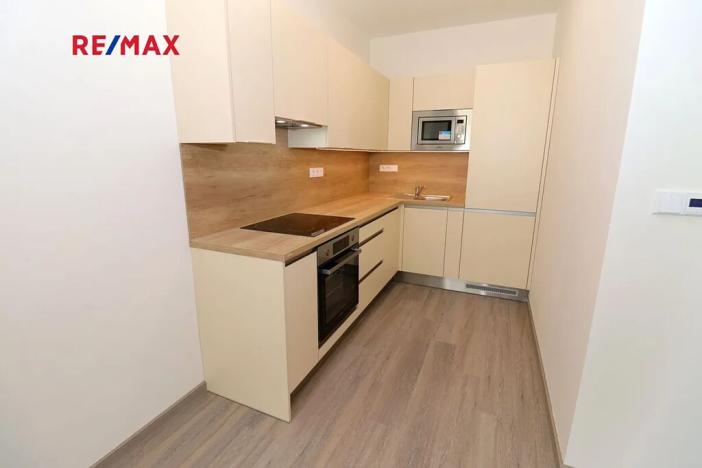 Pronájem bytu 2+kk, Pardubice, Štrossova, 53 m2