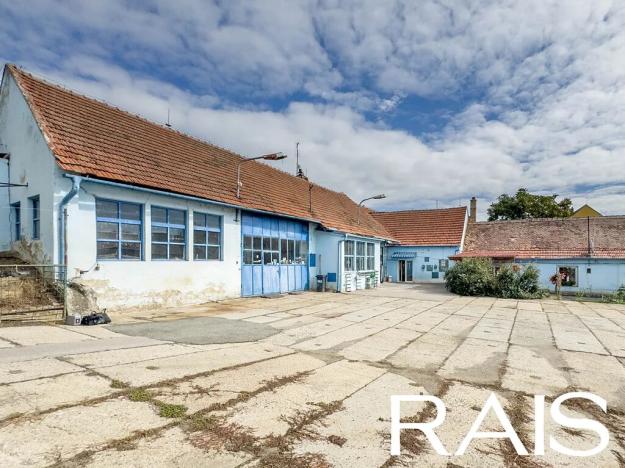 Prodej komerční nemovitosti, Hajany, 692 m2