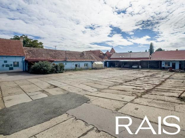 Prodej komerční nemovitosti, Hajany, 692 m2