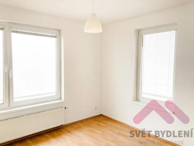 Pronájem bytu 1+kk, Praha - Hloubětín, Nademlejnská, 31 m2