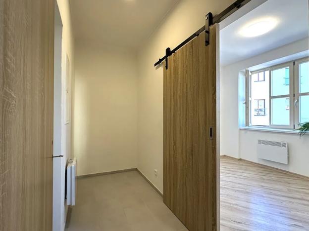 Pronájem bytu 1+kk, Znojmo, nám. Kpt. Otm. Chlupa, 33 m2