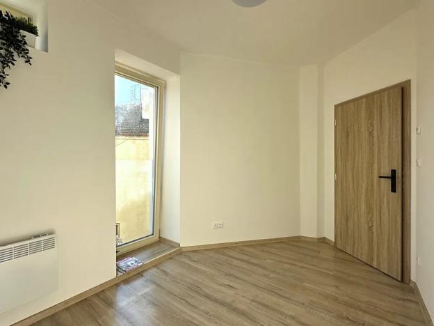 Pronájem bytu 2+kk, Znojmo, nám. Kpt. Otm. Chlupa, 42 m2