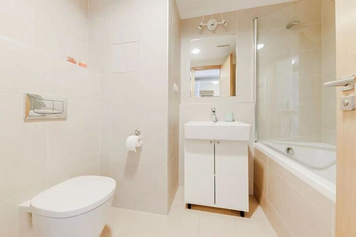 Pronájem bytu 1+kk, Praha - Holešovice, Komunardů, 44 m2