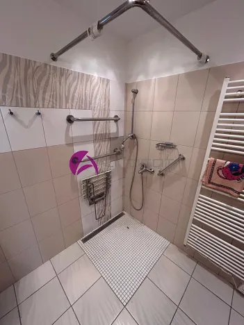 Pronájem rodinného domu, Charváty, 250 m2