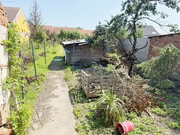 Prodej podílu pozemku pro bydlení, Pouzdřany, Hlavní, 902 m2