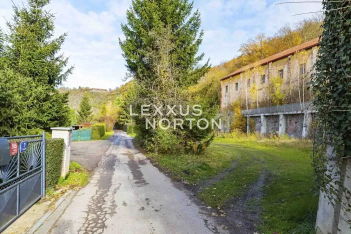 Prodej pozemku pro bydlení, Praha - Troja, V Podhoří, 1763 m2