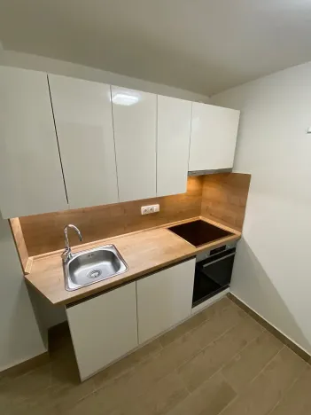 Pronájem bytu 1+kk, Zlín, Štefánikova, 30 m2