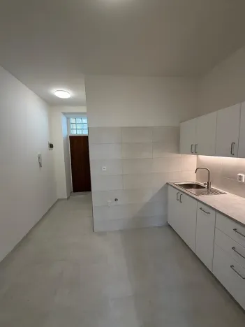 Pronájem bytu 1+1, Praha - Smíchov, Ostrovského, 35 m2