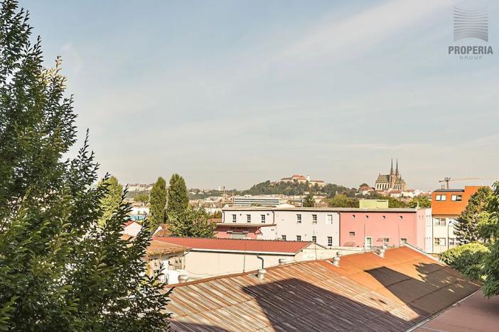 Pronájem garážového stání, Brno, Komárovské nábřeží, 13 m2