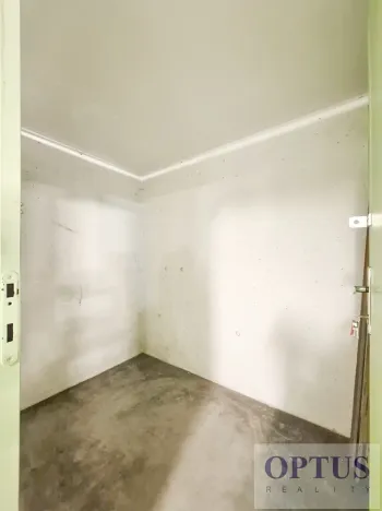 Pronájem garážového stání, Praha - Karlín, Šaldova, 17 m2